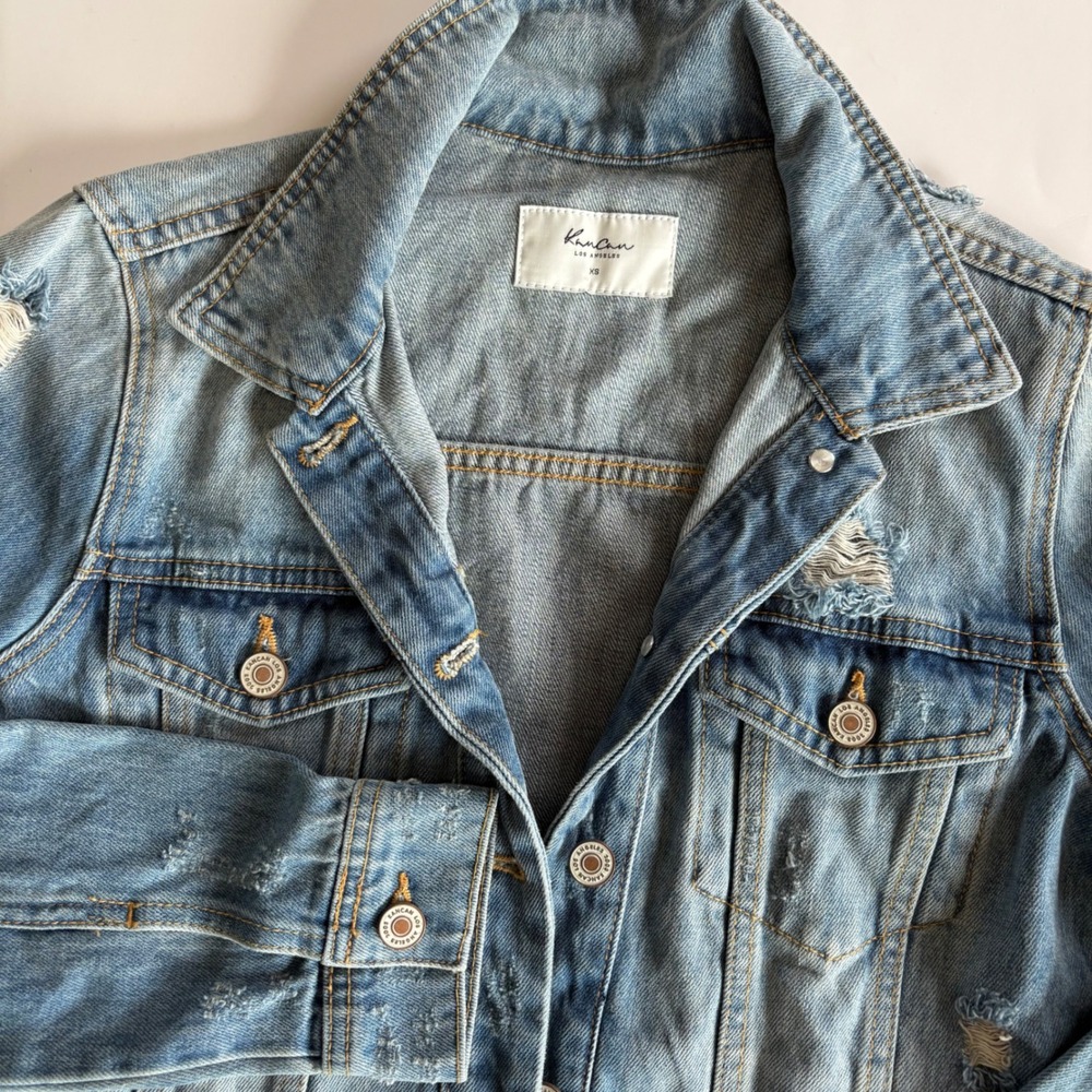 Kancan Women's XS Medium Wash Distressed Denim Jacket Cropped Raw Hem‎ Button